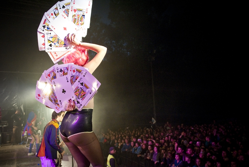 Verstören mit ihrer Show jedes Open Air-Publikum. – Bonaparte.