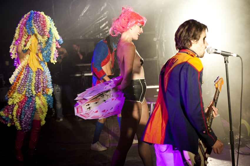 Verstören mit ihrer Show jedes Open Air-Publikum. – Bonaparte.