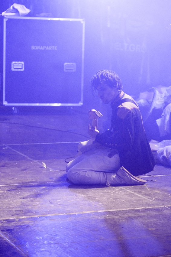 Verstören mit ihrer Show jedes Open Air-Publikum. – Bonaparte.