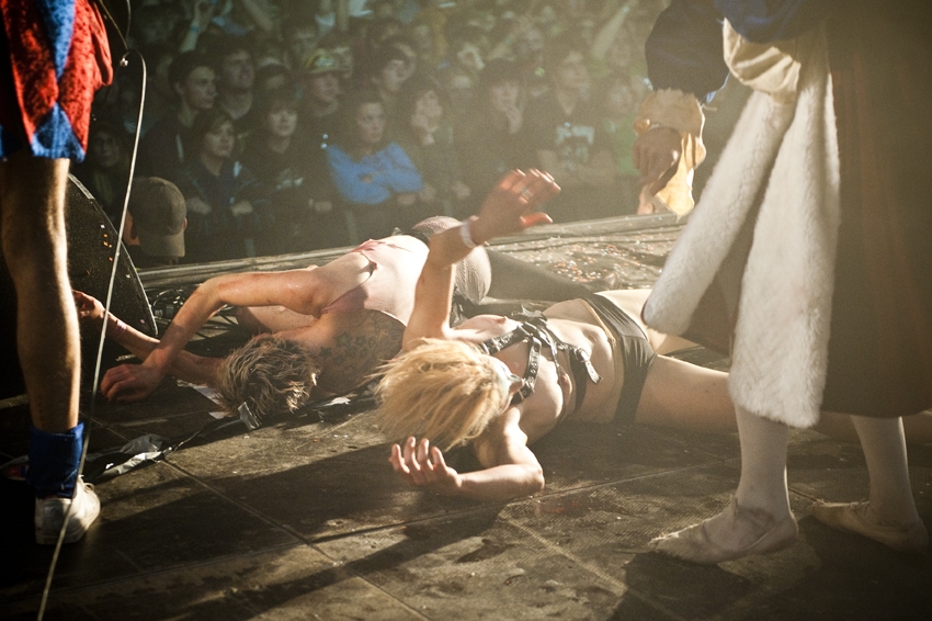 Verstören mit ihrer Show jedes Open Air-Publikum. – Bonaparte.