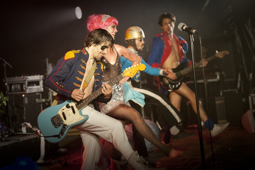 Verstören mit ihrer Show jedes Open Air-Publikum. – Bonaparte.