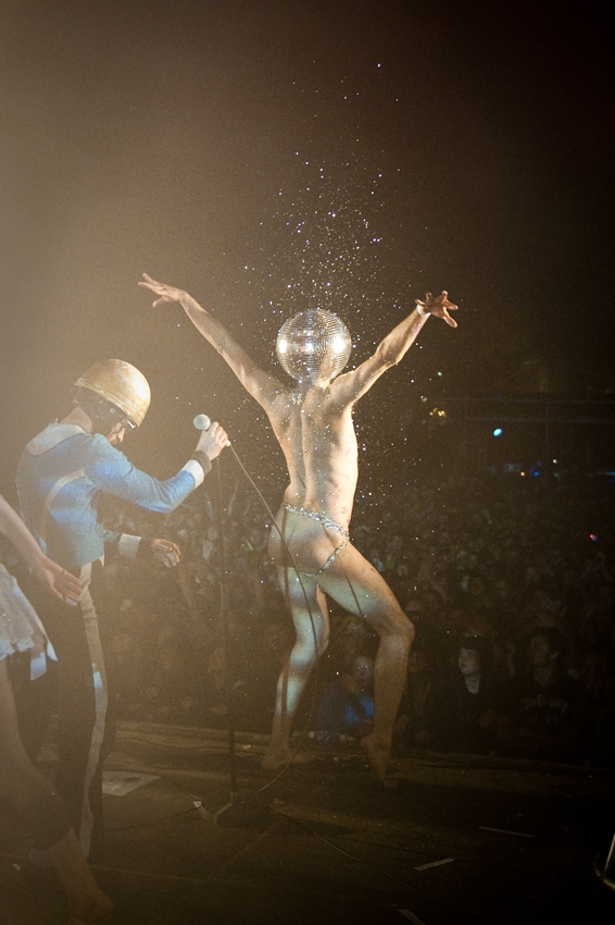 Verstören mit ihrer Show jedes Open Air-Publikum. – Bonaparte.