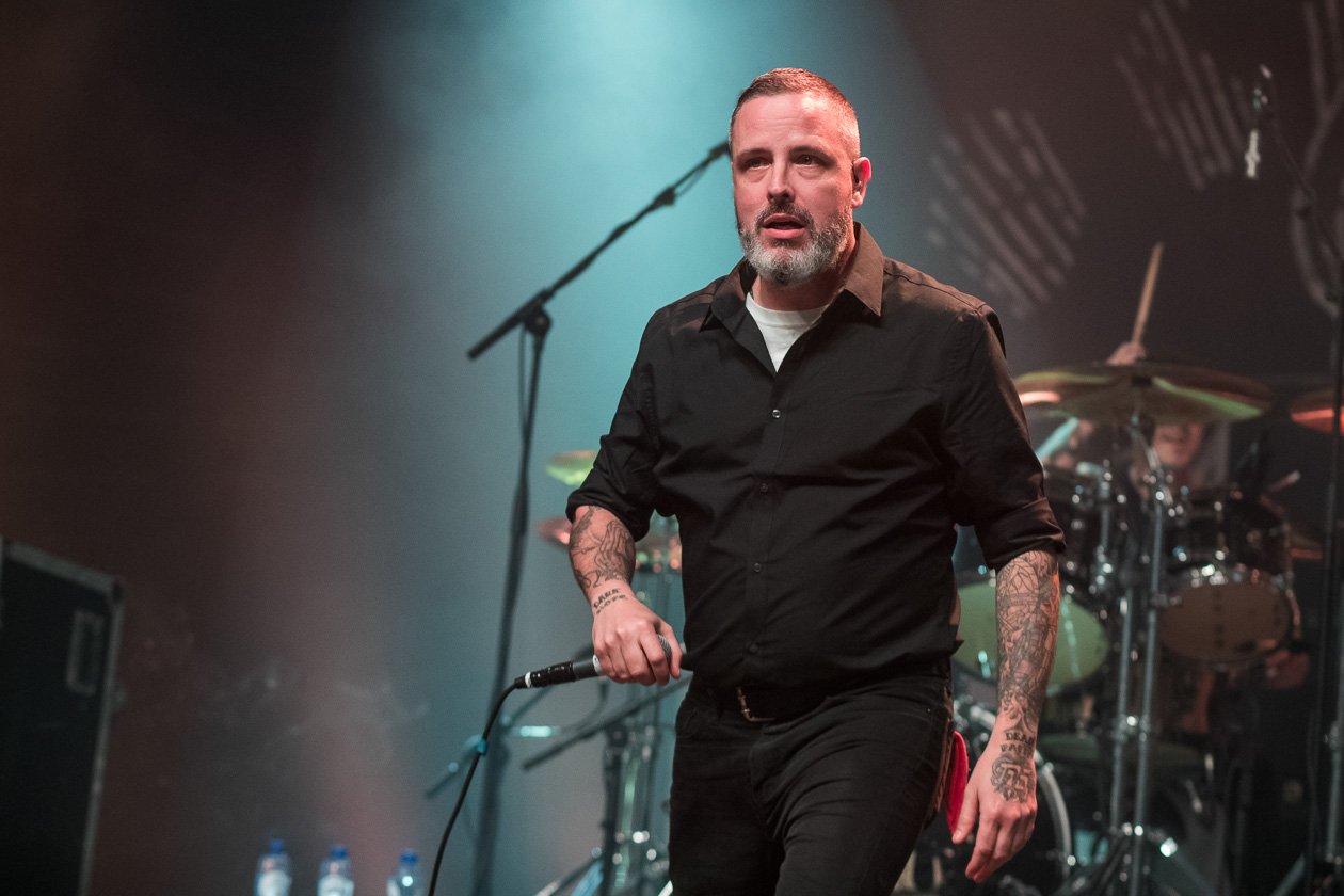 Ausverkauftes Haus beim Family First Festival. – Boysetsfire.