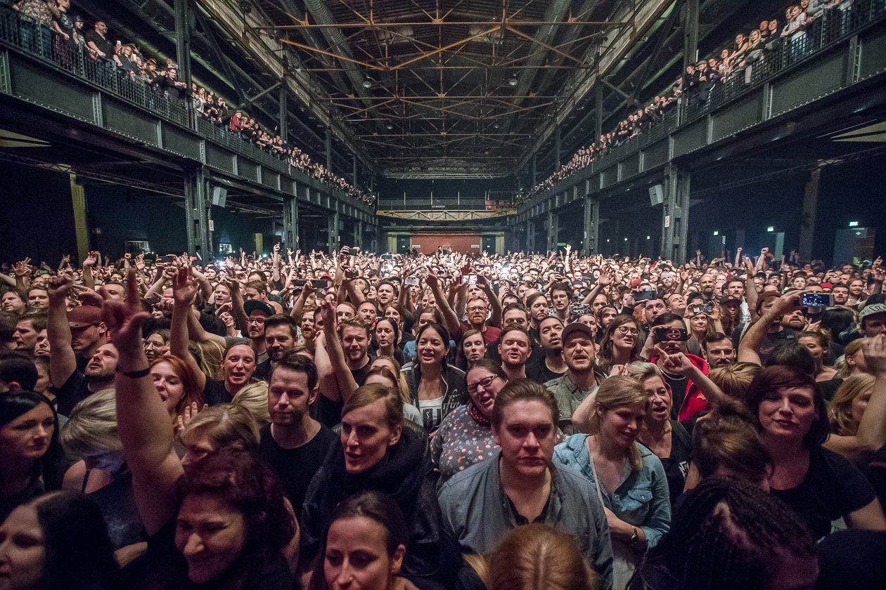 Ausverkauftes Haus beim Family First Festival. – Boysetsfire.