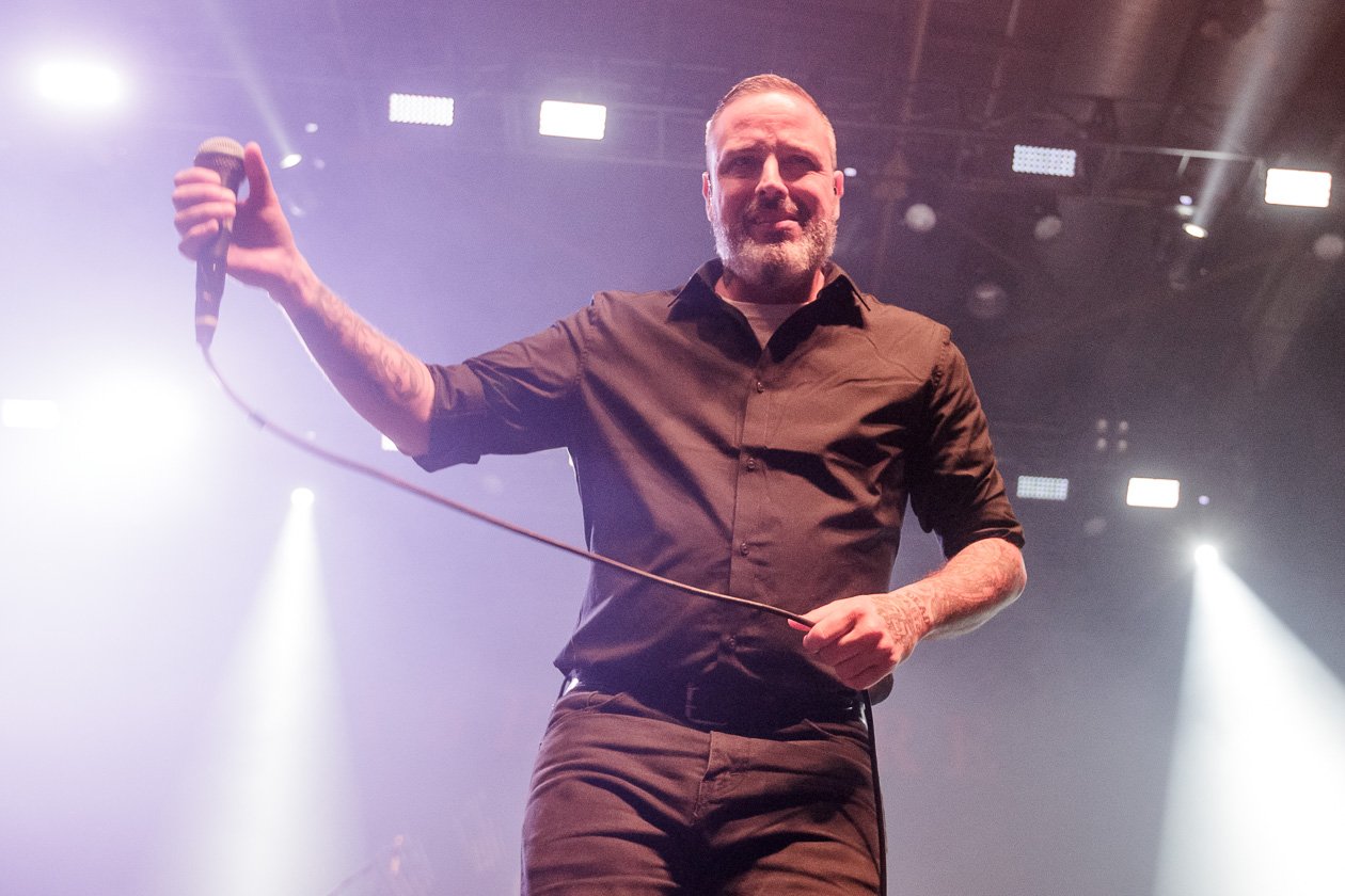 Ausverkauftes Haus beim Family First Festival. – Boysetsfire.