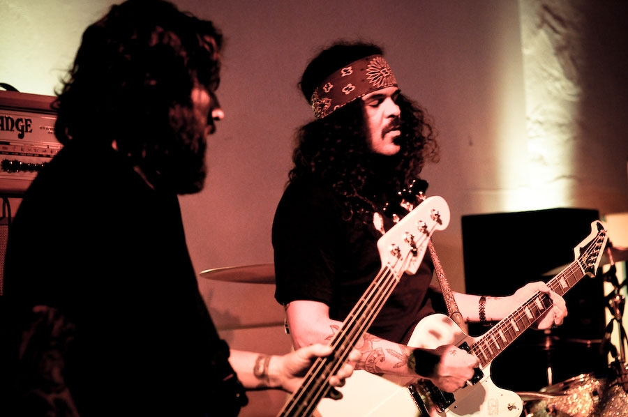 Relax und schüttel dein Haar to this! – Brant Bjork.