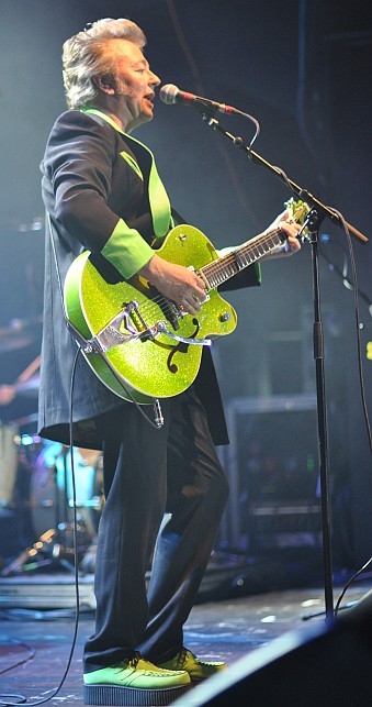 Brian Setzer rockt die Schweiz. – Green green, green suede shoes ...