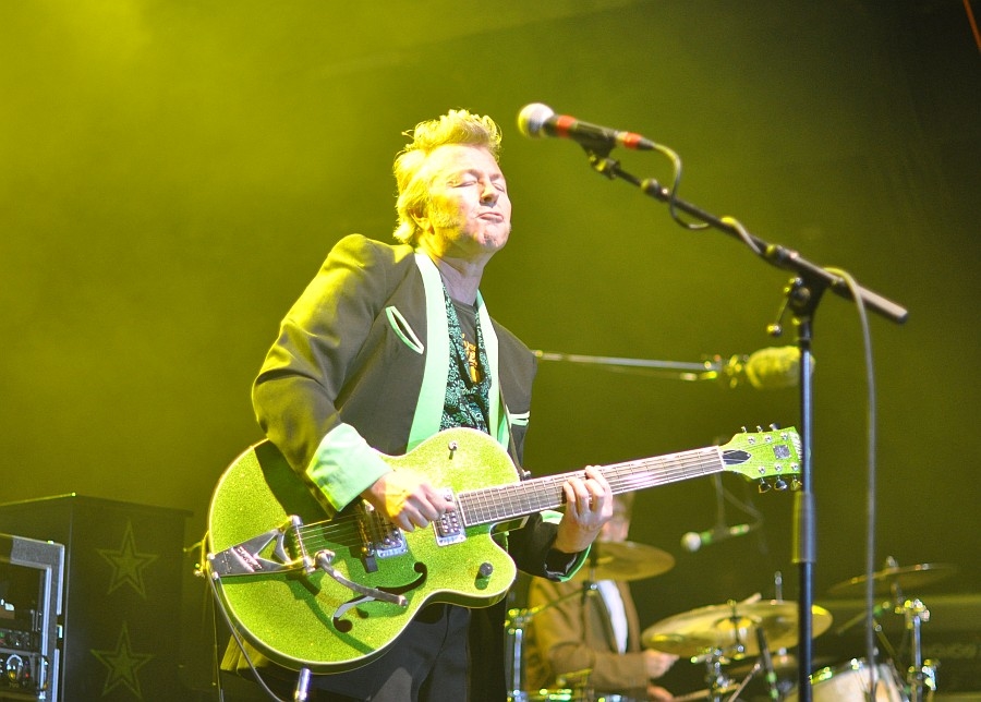 Brian Setzer rockt die Schweiz. – Die Tolle muss natürlich sitzen