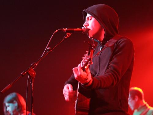 Bright Eyes – Vor ausverkauftem Haus legte Conor Oberst seine folkige Seite frei. – 
