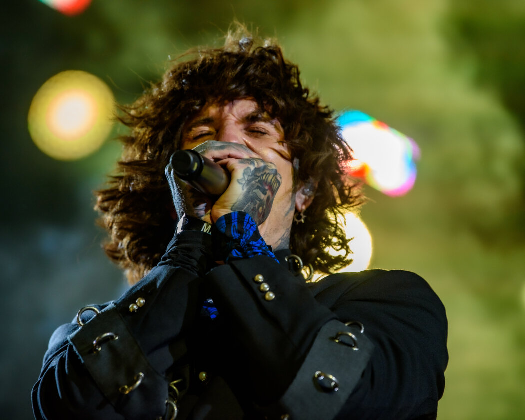 Die Briten um Oli Sykes boten eine bild- und lichtgewaltige Show auf einer mehrstöckigen Bühne. – Bring Me The Horizon.