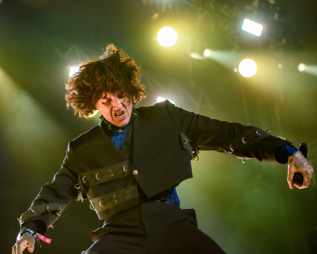 Die Briten um Oli Sykes boten eine bild- und lichtgewaltige Show auf einer mehrstöckigen Bühne. – Bring Me The Horizon.
