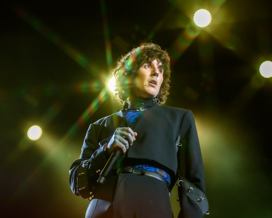 Die Briten um Oli Sykes boten eine bild- und lichtgewaltige Show auf einer mehrstöckigen Bühne. – Bring Me The Horizon.
