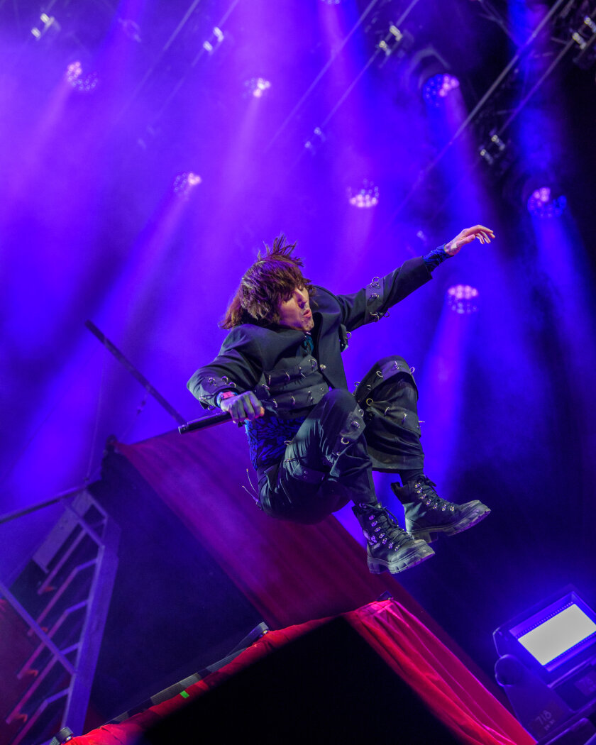 Die Briten um Oli Sykes boten eine bild- und lichtgewaltige Show auf einer mehrstöckigen Bühne. – Bring Me The Horizon.