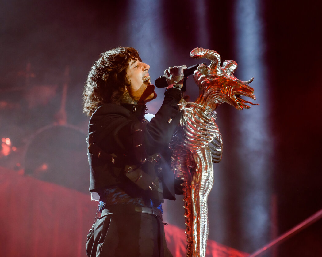 Die Briten um Oli Sykes boten eine bild- und lichtgewaltige Show auf einer mehrstöckigen Bühne. – Bring Me The Horizon.