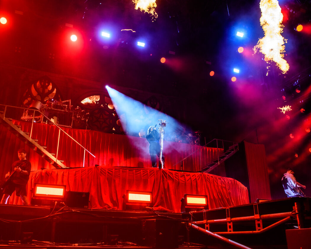 Die Briten um Oli Sykes boten eine bild- und lichtgewaltige Show auf einer mehrstöckigen Bühne. – Bring Me The Horizon.