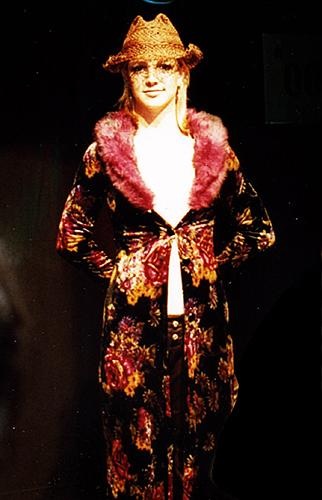 Britney Spears – Britney zeigt ihre züchtige Garderobe (Oktober 2000). – 