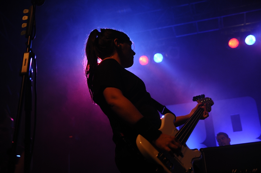Broilers – Punk Rock-Party vom Feinsten. – Ines am Bass.