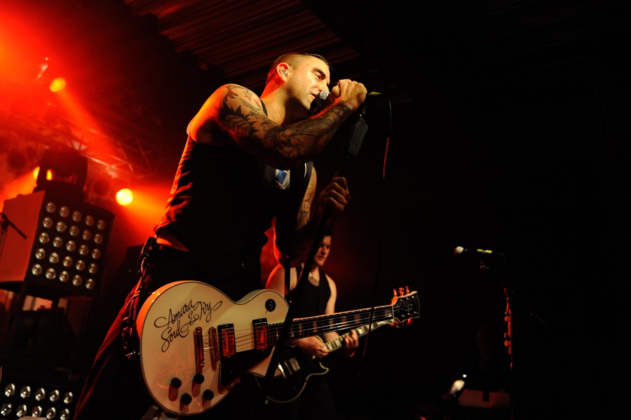 Die Broilers in Farbe und Schwarzweiß. – Die Broilers live