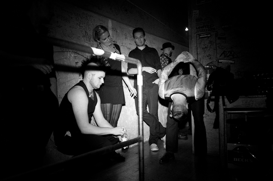 Die Broilers in Farbe und Schwarzweiß. – Broilers Backstage