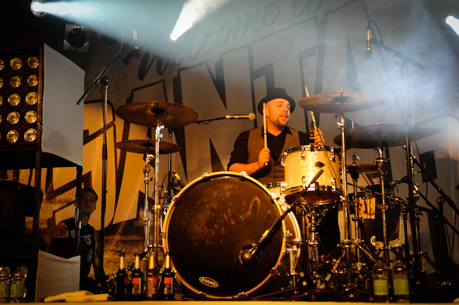 Die Broilers in Farbe und Schwarzweiß. – Andi an den Drums
