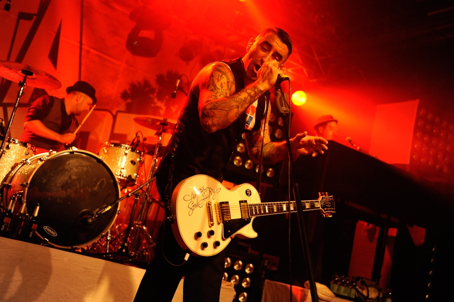 Die Broilers in Farbe und Schwarzweiß. – Fronter Sammy