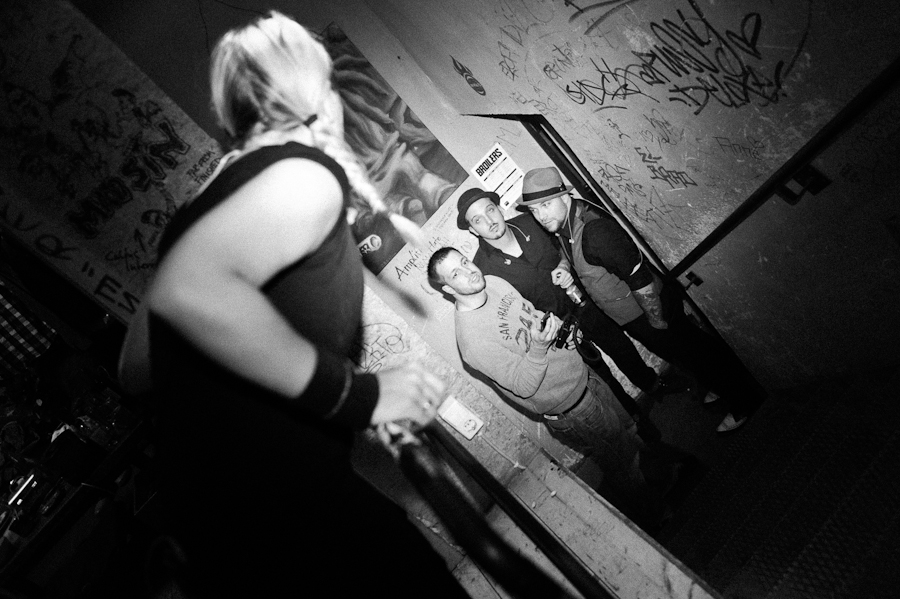 Die Broilers in Farbe und Schwarzweiß. – Die Broilers Backstage in Lindau
