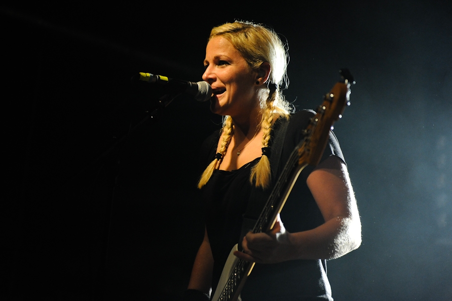 Die Broilers in Farbe und Schwarzweiß. – Ines am Bass