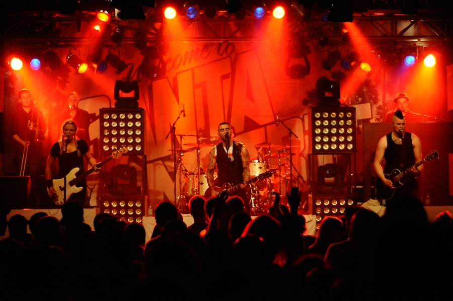Die Broilers in Farbe und Schwarzweiß. – Santa Muerte Tour 2011