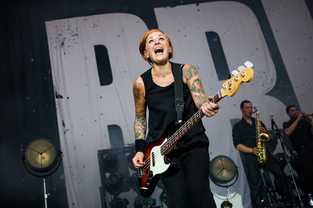 Die Broilers konnten ihren abgebrochenen Gig am Samstag weiterspielen - und wurden entsprechend gefeiert. – Ines.