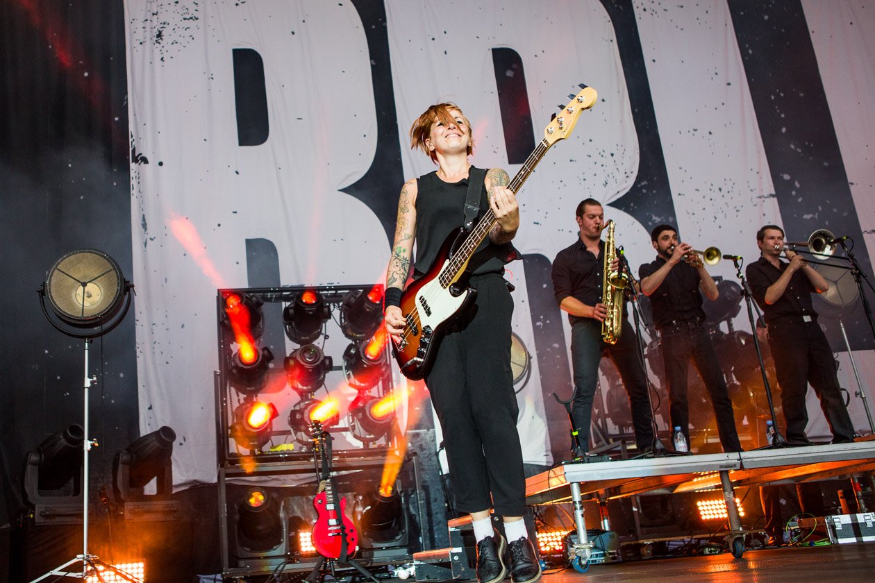 Die Broilers konnten ihren abgebrochenen Gig am Samstag weiterspielen - und wurden entsprechend gefeiert. – Ines.