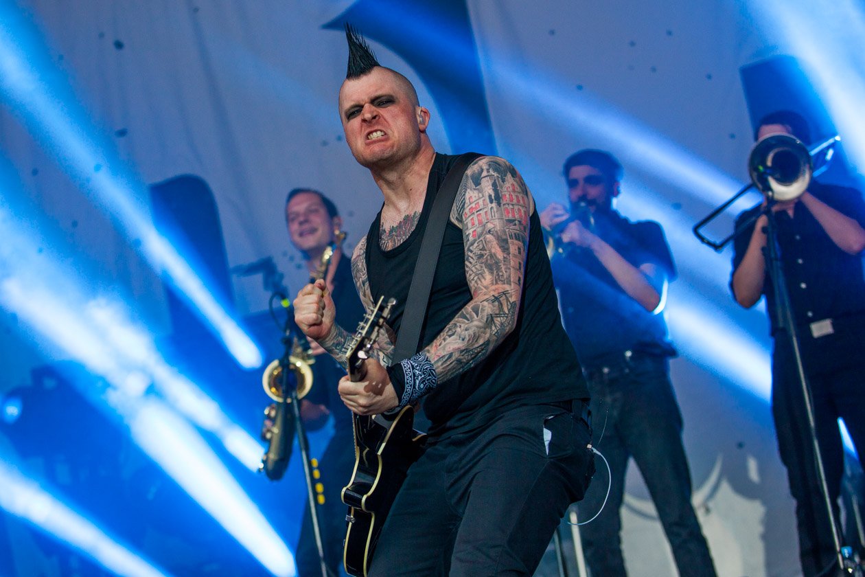 Die Broilers konnten ihren abgebrochenen Gig am Samstag weiterspielen - und wurden entsprechend gefeiert. – Ron.