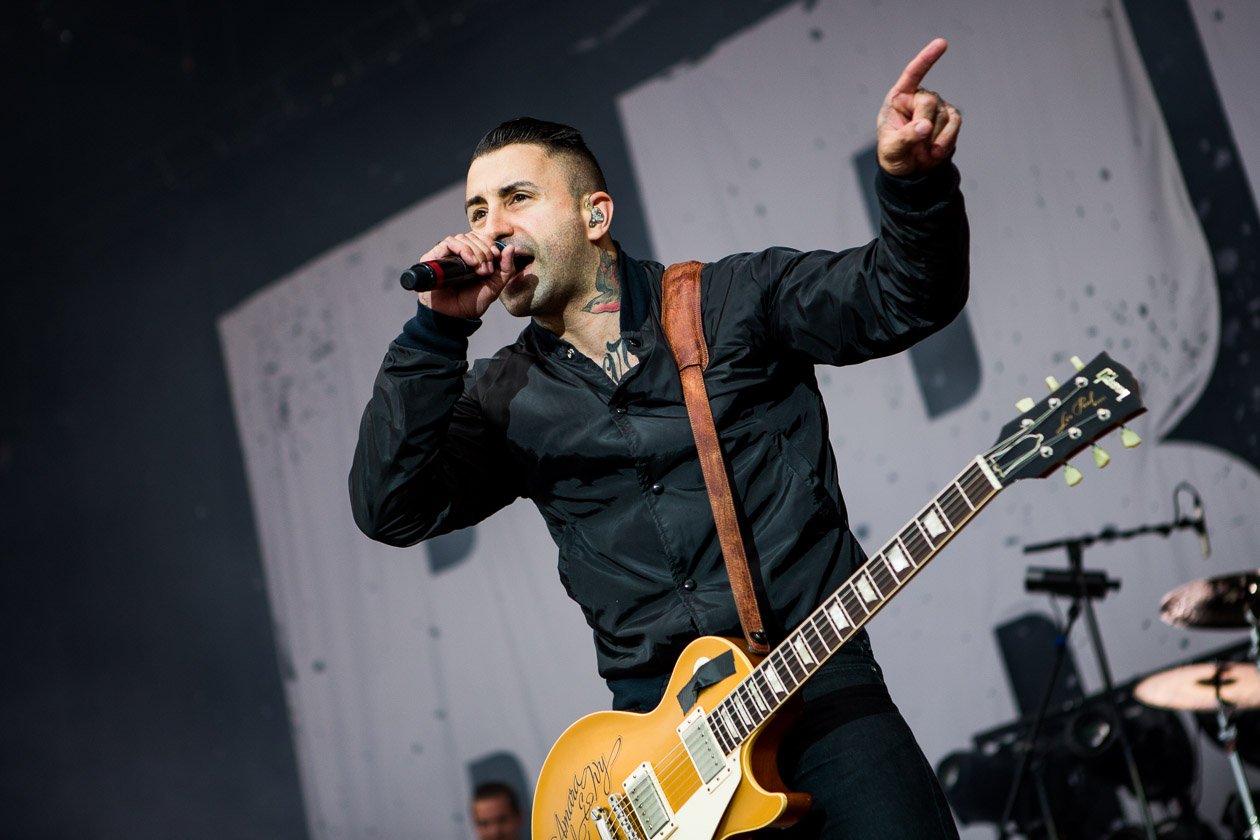 Die Broilers konnten ihren abgebrochenen Gig am Samstag weiterspielen - und wurden entsprechend gefeiert. – Sammy.