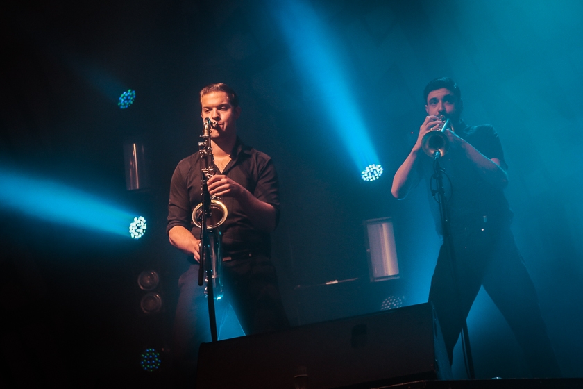 Broilers – Die Düsseldorfer bleiben live eine Bank. – Bläser-Section.