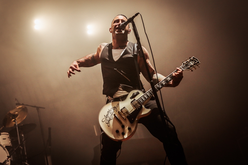 Broilers – Die Düsseldorfer bleiben live eine Bank. – Sammy.