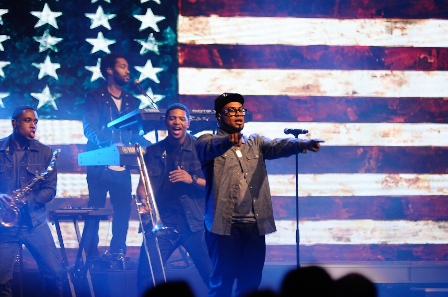 Bruno Mars – Beim R'n'B-Liebling schmolzen die Herzen der Damen dahin. – Stars and stripes.
