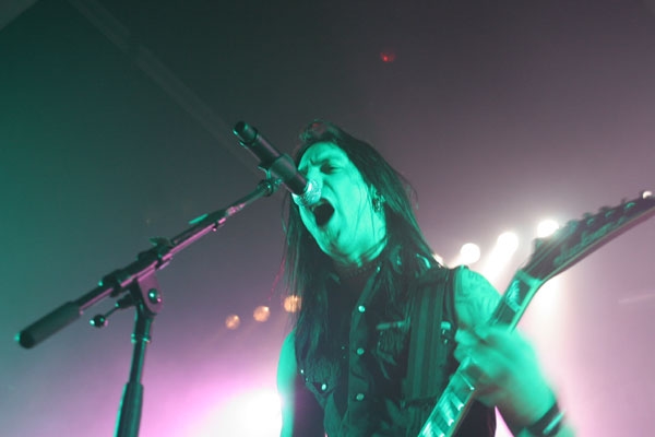 Bullet For My Valentine – Müssen zwar früh ins Bett, rocken davor aber ordentlich. – 