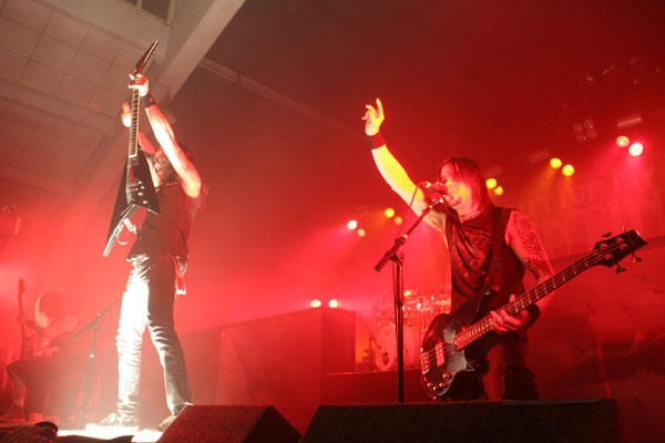 Bullet For My Valentine – Müssen zwar früh ins Bett, rocken davor aber ordentlich. – 