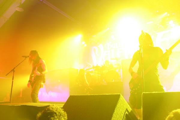 Bullet For My Valentine – Müssen zwar früh ins Bett, rocken davor aber ordentlich. – 