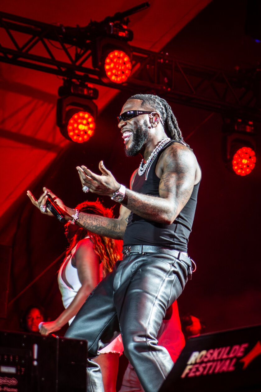 Der African Giant als Headliner auf der Orange Stage. – Burna Boy.