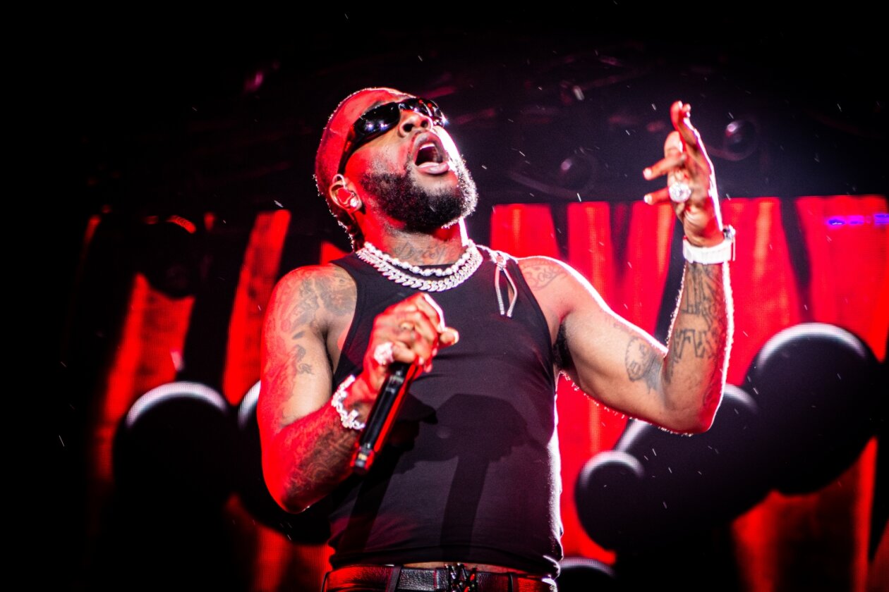 Der African Giant als Headliner auf der Orange Stage. – Burna Boy.