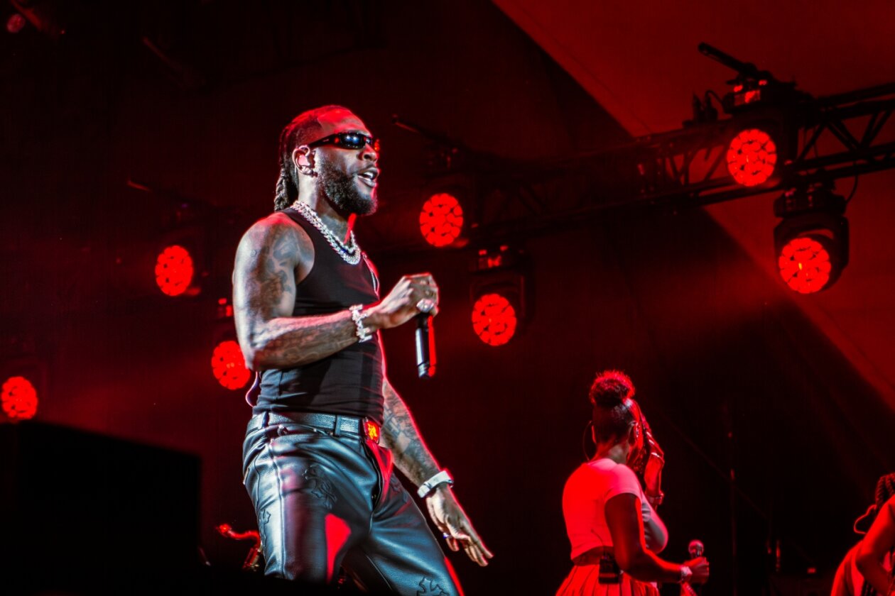 Der African Giant als Headliner auf der Orange Stage. – Burna Boy auf der Orange Stage.