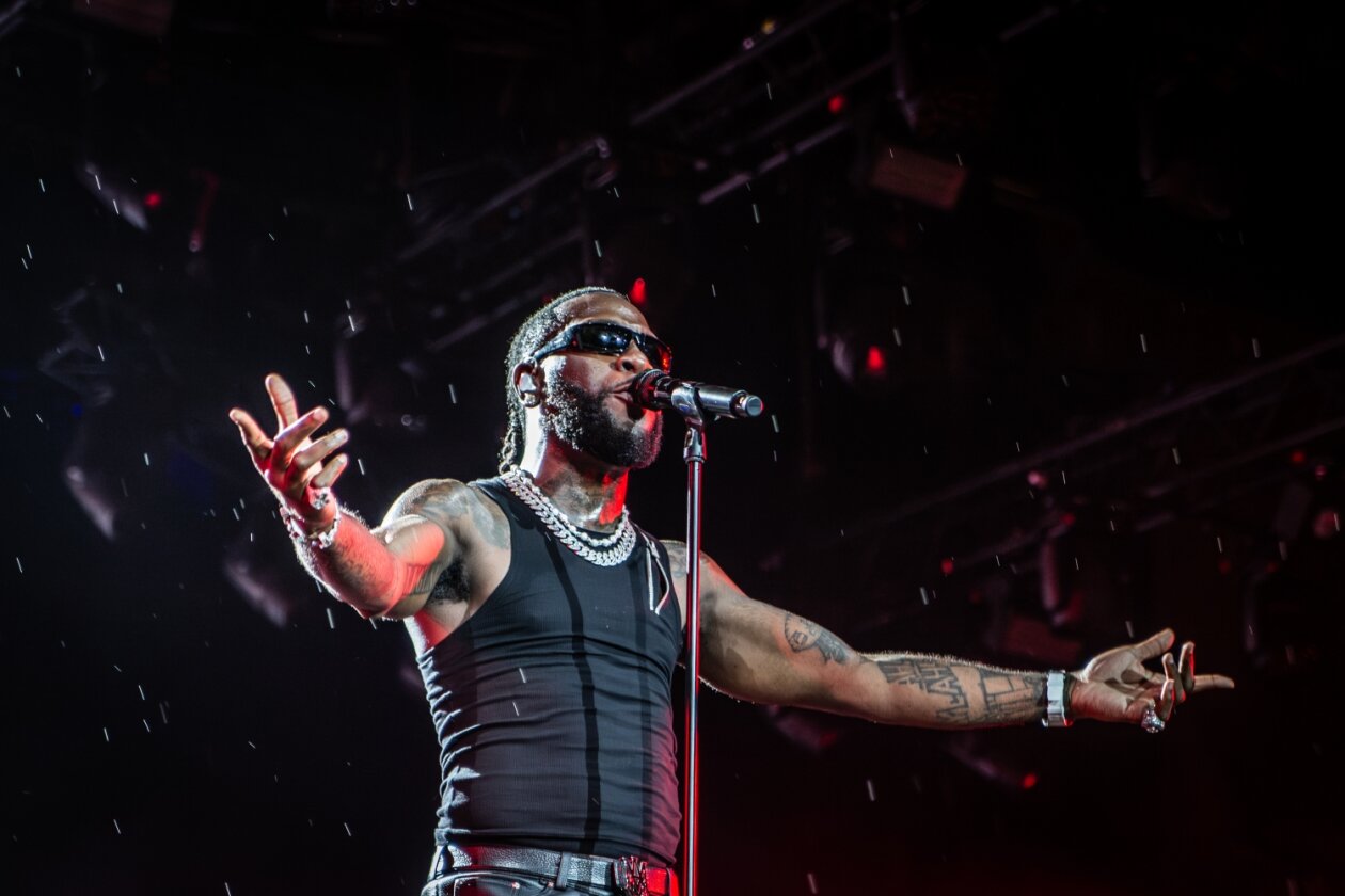 Burna Boy – Der African Giant als Headliner auf der Orange Stage. – Trotz Regen herrscht beste Stimmung.