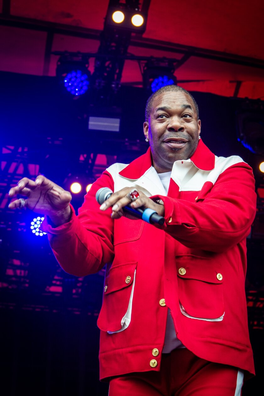 Busta Rhymes – Busta Rhymes spielt Luftklavier.