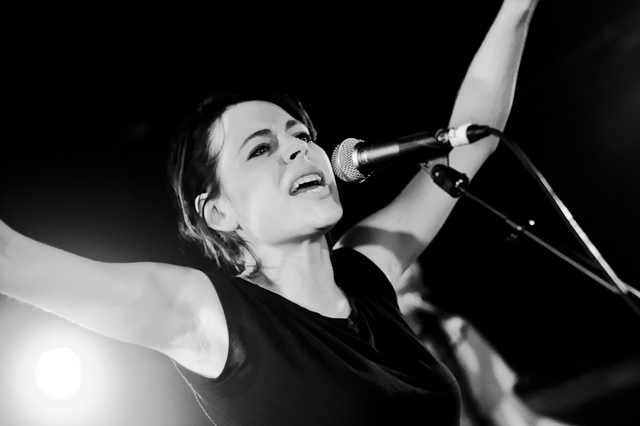 Cäthe beim Tourstart in Köln - checkt die Bilder! – ...und hat sichtlich Spaß.