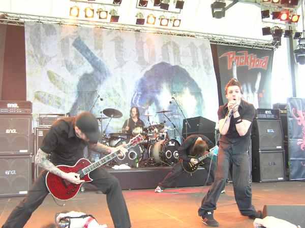 Caliban überzeugen auch vor eingefleischtem Metal-Publikum. – 