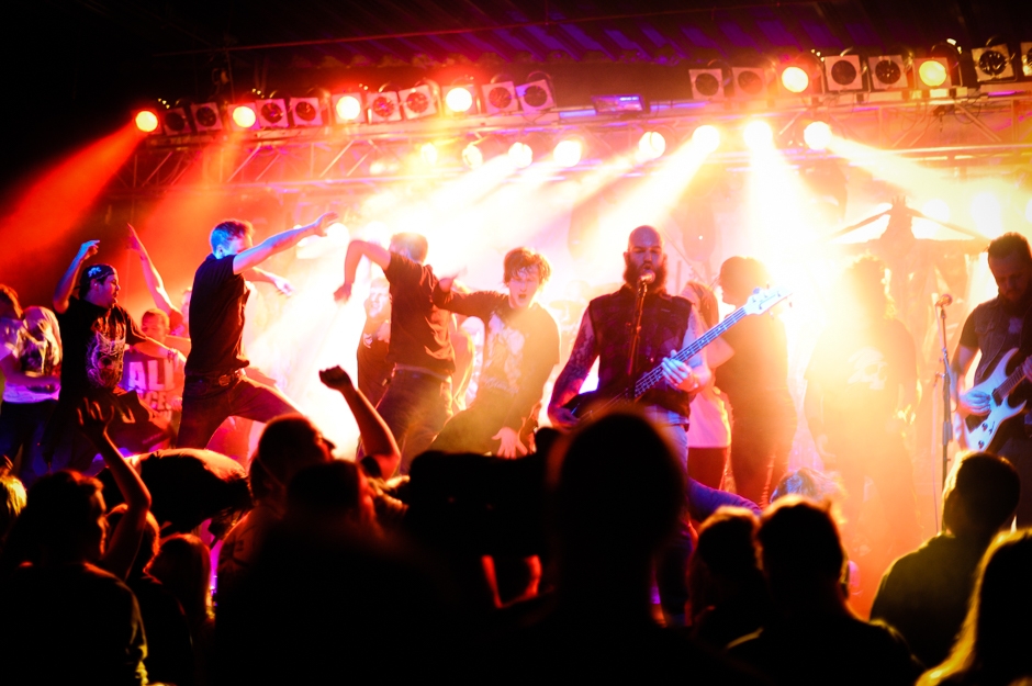 Caliban – Mit Vollgas in Richtung Weihnachten. – Circle Pit auf der Bühne.