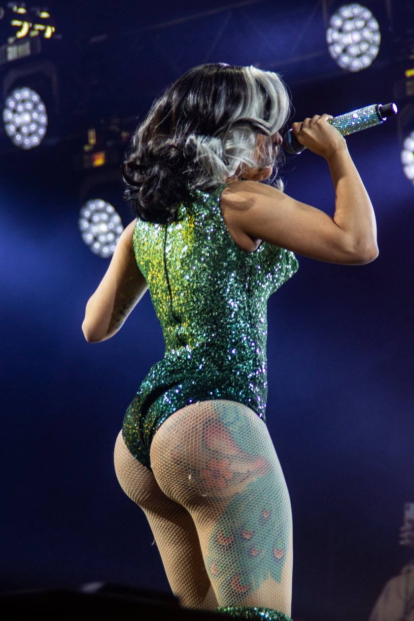 "Mann, ist mir kalt! Sollte es nicht Sommer sein?" - die Amerikanerin ist andere Temperaturen gewöhnt als in Kopenhagen. – Cardi B.