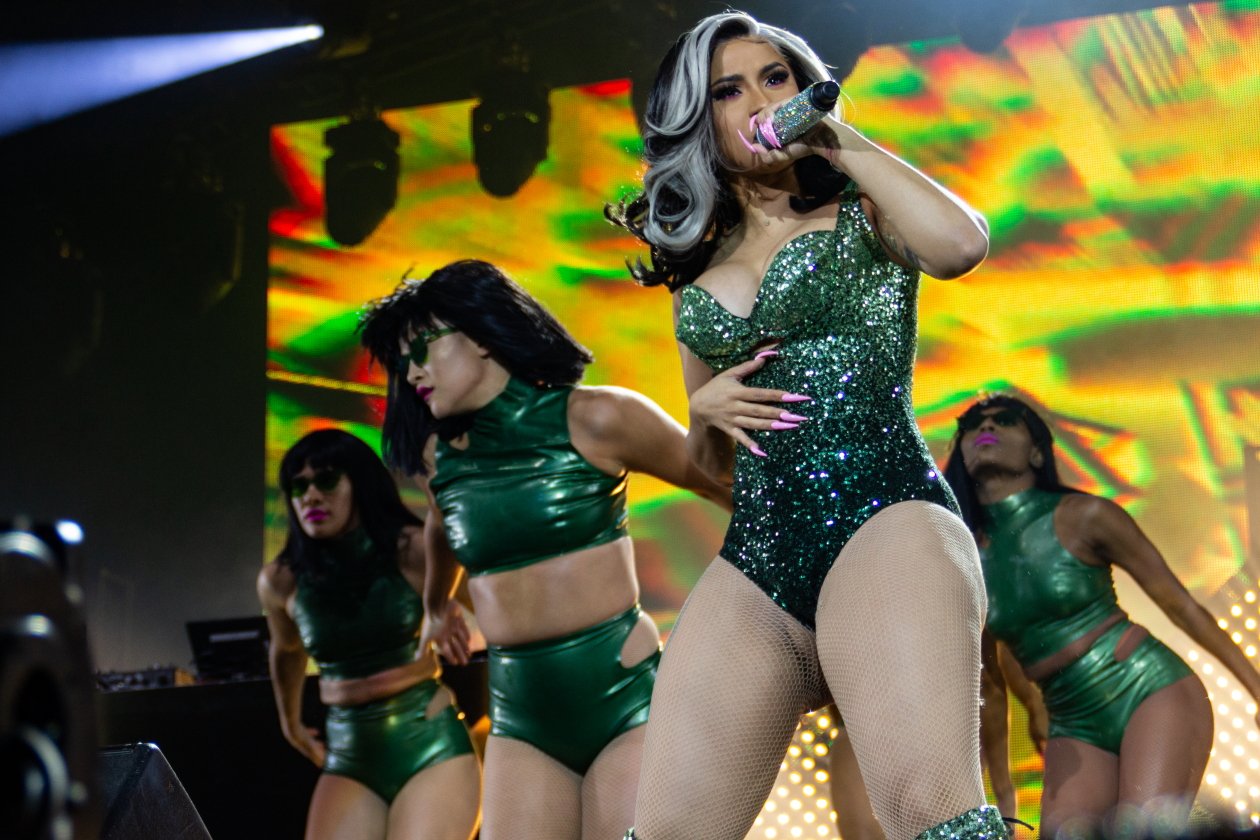 "Mann, ist mir kalt! Sollte es nicht Sommer sein?" - die Amerikanerin ist andere Temperaturen gewöhnt als in Kopenhagen. – Cardi B.