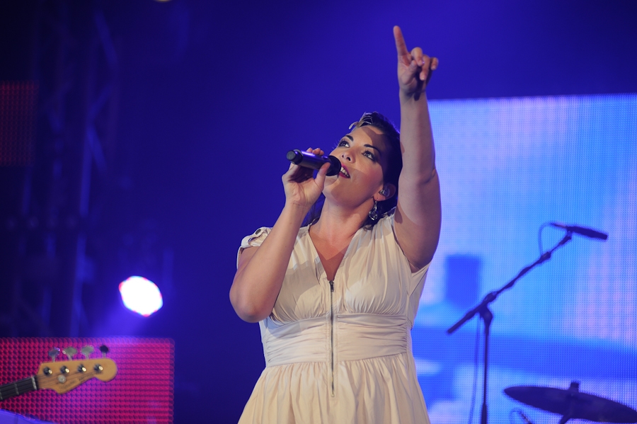 Caro Emerald – Nach kurzer Zeit fraß das Publikum der swingenden Holländerin aus der Hand. – ... hatte sie das Publikum.