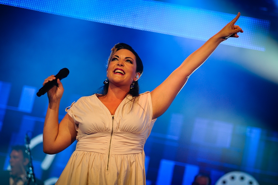 Caro Emerald – Nach kurzer Zeit fraß das Publikum der swingenden Holländerin aus der Hand. – Caro im Monroe-Kleid.